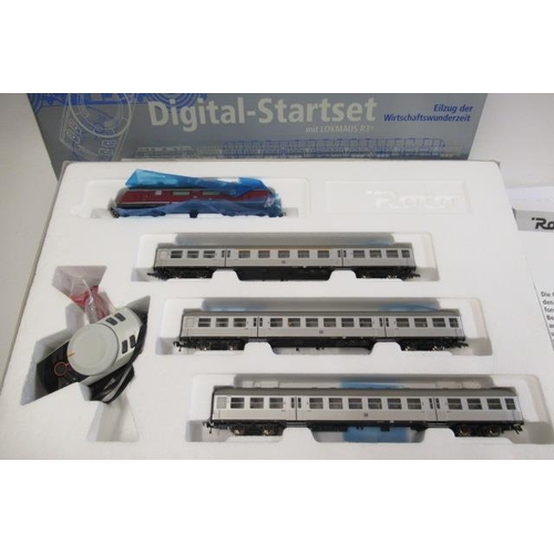 641 - Roco Digital Starter Sert with V200 Diesel locomotive, three D.B. coaches and a small loco-mouse con... 