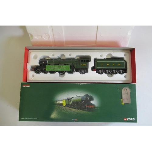 733 - Corgi resin cast Flying Scotsman locomotive in L.N.E.R. green, boxed, F (Est. plus 21% premium inc. ... 