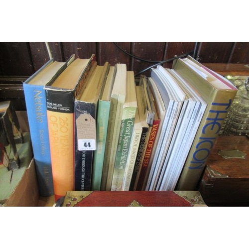 44 - CHINESE AND JAPANESE REFERENCE BOOKS AND ORIENTATIONS MAGAZINES