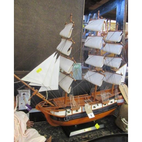 9 - MODEL GALLEON