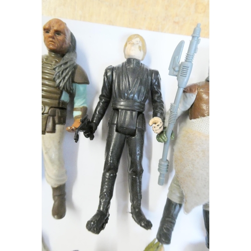 371 - A large quantity of early Star Wars figures, some items have playworn damage or minor parts missing,... 