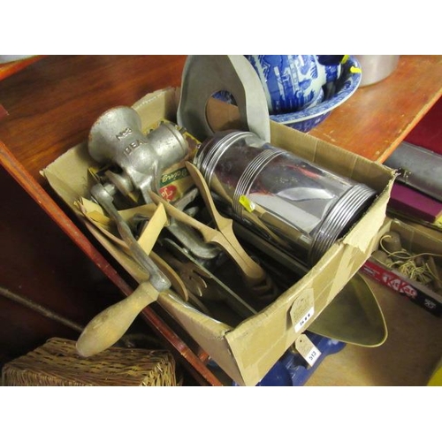 511 - BOX OF VINTAGE KITCHENALIA