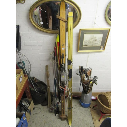 522 - QUANTITY OF VINTAGE AND OTHER SKIS ETC