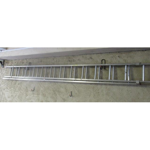 560 - ALUMINIUM EXTENDING LADDER