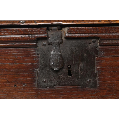 333 - A GEORGIAN OAK BOARDED BOX, mid 18th century, the moulded edge plank lid opening to a void interior,... 