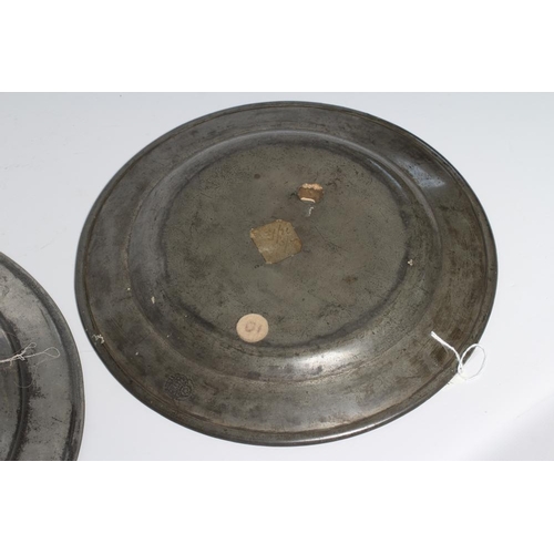 341 - A GEORGIAN PEWTER DISH, 18th century, with single rim and ownership initials 13 1/2