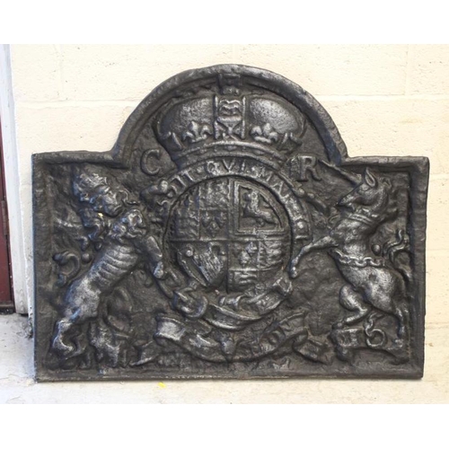 450 - AN EARLY GEORGIAN STYLE CAST IRON FIREBACK, 19th century, of oblong form with arched crest over the ... 