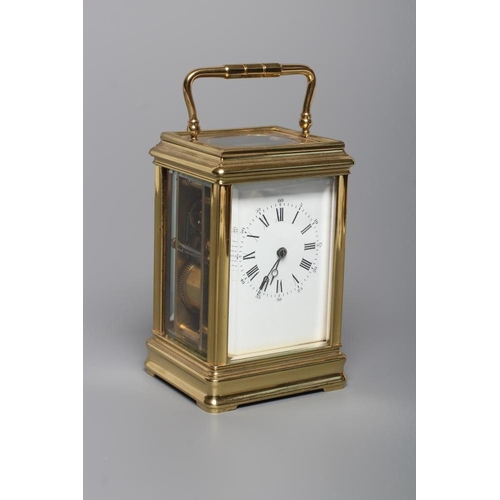 558 - A BRASS CASED CARRIAGE CLOCK, the twin barrel movement with platform escapement striking on a gong, ... 