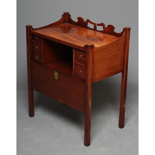 618 - AN EDWARDIAN MAHOGANY BEDSIDE CABINET, c.1900, of shallow oblong form, the tray top with wavy edged ... 