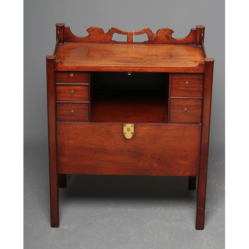 618 - AN EDWARDIAN MAHOGANY BEDSIDE CABINET, c.1900, of shallow oblong form, the tray top with wavy edged ... 