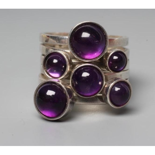 189 - A WENDY RAMSHAW SILVER AND AMETHYST STACKING RING, the six plain rings each set with a graduated clo... 