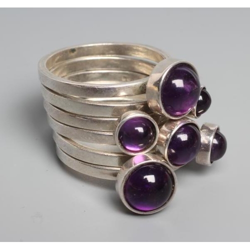 189 - A WENDY RAMSHAW SILVER AND AMETHYST STACKING RING, the six plain rings each set with a graduated clo... 