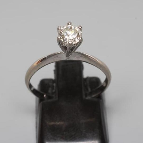 233 - A SOLITAIRE DIAMOND RING, the round brilliant cut stone of approximately 0.25cts in a high claw sett... 