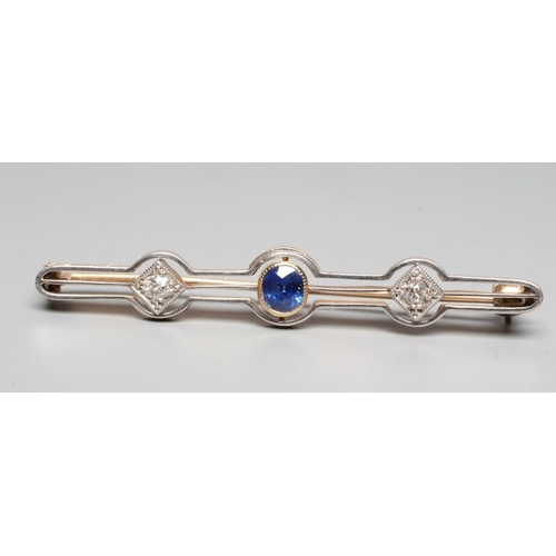 258 - AN EDWARDIAN SAPPHIRE AND DIAMOND BROOCH, the central facet cut sapphire open back collet set to a k... 