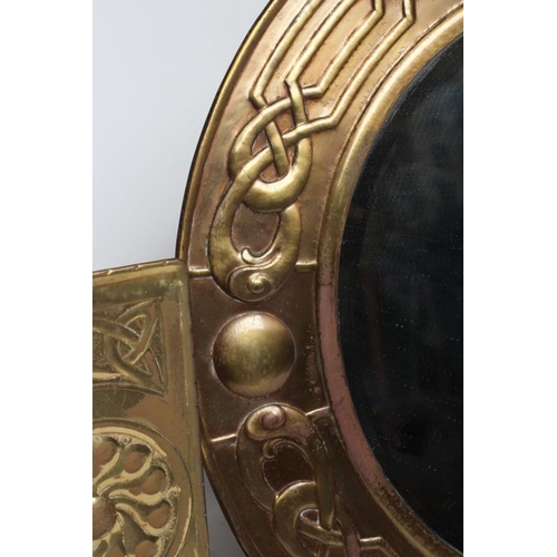 417 - AN ARTS & CRAFTS BRASS WALL MIRROR, possibly Glasgow School, the bevelled circular plate within a fr... 