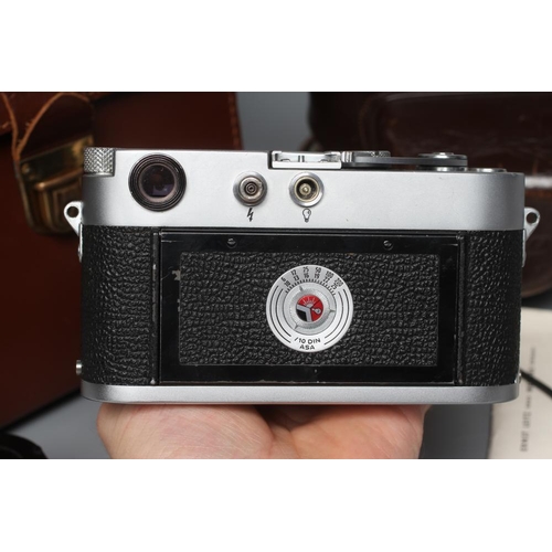 433 - A LEICA M3 ERNST LEITZ WETZLAR CAMERA, numbered 962 844, with Ernst Leitz GmbH Wetzlar Summicron f=5... 