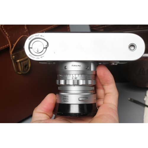 433 - A LEICA M3 ERNST LEITZ WETZLAR CAMERA, numbered 962 844, with Ernst Leitz GmbH Wetzlar Summicron f=5... 