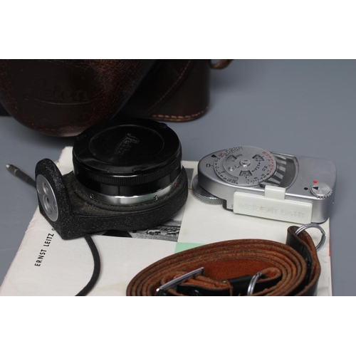 433 - A LEICA M3 ERNST LEITZ WETZLAR CAMERA, numbered 962 844, with Ernst Leitz GmbH Wetzlar Summicron f=5... 