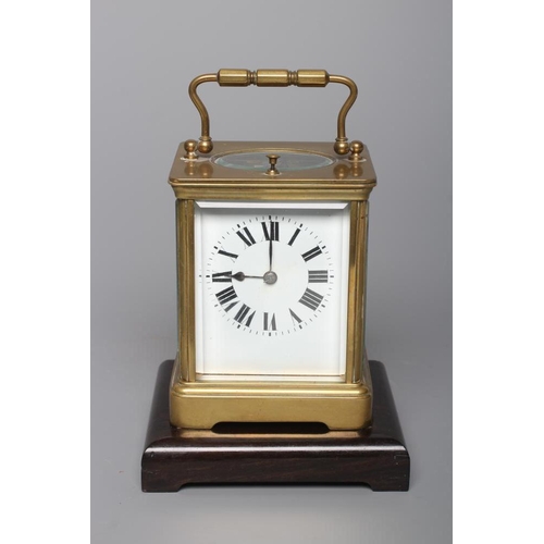 781 - A FRENCH BRASS CARRIAGE CLOCK, 20th century, the twin barrel movement with platform escapement and r... 