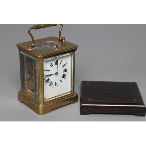 781 - A FRENCH BRASS CARRIAGE CLOCK, 20th century, the twin barrel movement with platform escapement and r... 