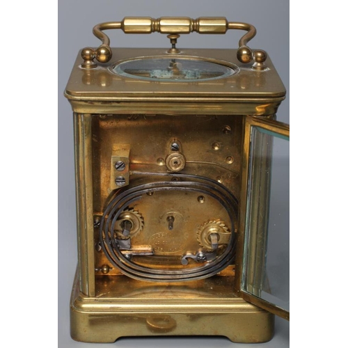 781 - A FRENCH BRASS CARRIAGE CLOCK, 20th century, the twin barrel movement with platform escapement and r... 