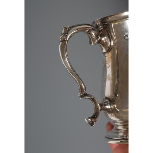 117 - AN EDWARDIAN SILVER MUG, maker Manoah Rhodes, Sheffield 1900, of baluster form with double C scroll ... 