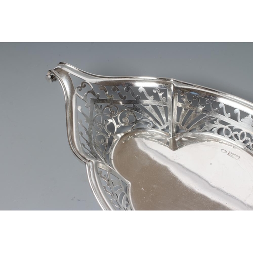 119 - AN EDWARDIAN SILVER BOWL, maker's mark C?P, London 1905, of lobed boat form with two knurl handles, ... 