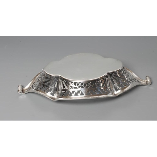 119 - AN EDWARDIAN SILVER BOWL, maker's mark C?P, London 1905, of lobed boat form with two knurl handles, ... 