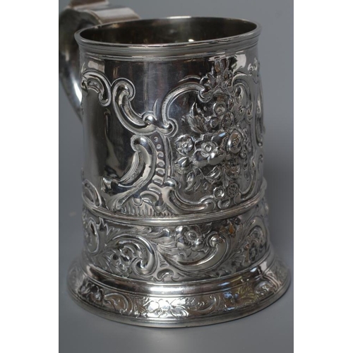 134 - A GEORGE III SILVER MUG, maker John Langlands, Newcastle possibly 1773, of single girdled plain tape... 