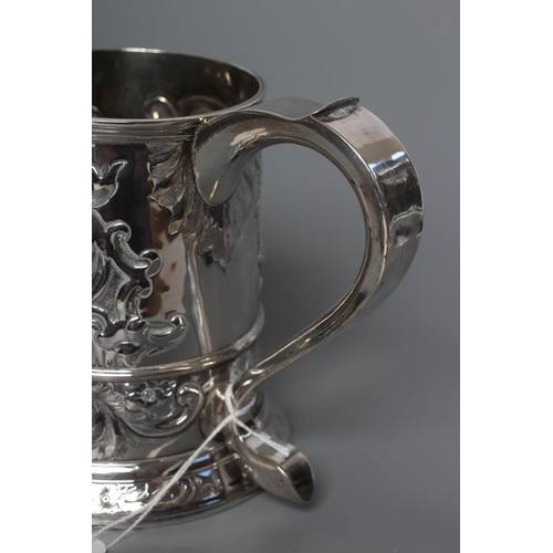 134 - A GEORGE III SILVER MUG, maker John Langlands, Newcastle possibly 1773, of single girdled plain tape... 