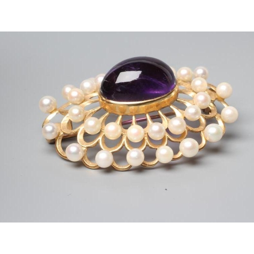 248 - AN AMETHYST AND CULTURED PEARL OVAL BROOCH, the oval cabochon polished amethyst open back collet set... 