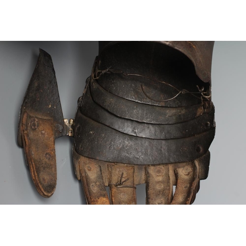 485 - AN ANTIQUE GAUNTLET, possibly 16th century German, with a flared and pointed cuff, four metacarpal p... 