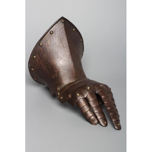 485 - AN ANTIQUE GAUNTLET, possibly 16th century German, with a flared and pointed cuff, four metacarpal p... 