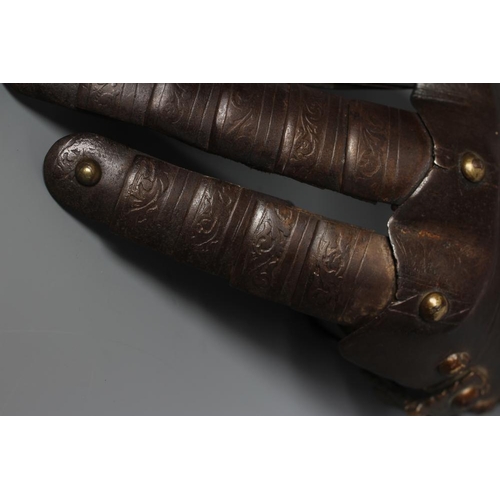 485 - AN ANTIQUE GAUNTLET, possibly 16th century German, with a flared and pointed cuff, four metacarpal p... 