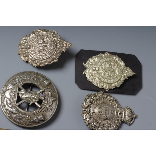 521 - A COLLECTION OF BRITISH MILITARY CAP BADGES AND PLAID BROOCHES including a Victorian Royal Irish Reg... 