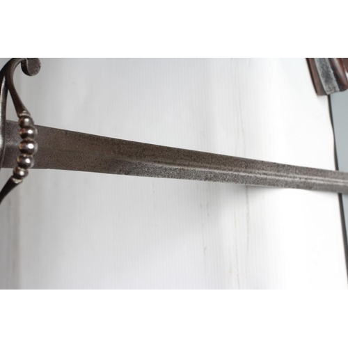 553 - A BRITISH 1786 PATTERN INFANTRY OFFICER'S SWORD with 32