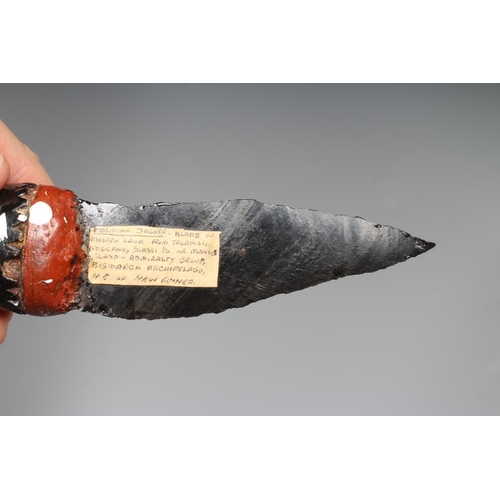 585 - AN OBSIDIAN DAGGER, from Papua New Guinea, with 4 5/8