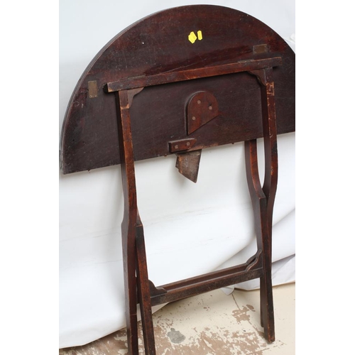 876 - A MAHOGANY CAMPAIGN TABLE, early 19th century, the circular hinged top raised on shaped square secti... 