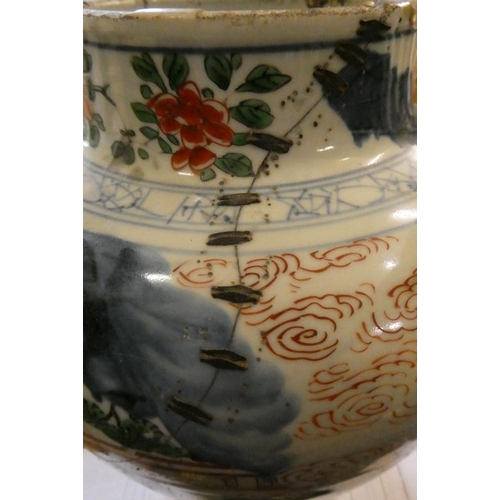 6 - A CHINESE PORCELAIN FAMILLE VERTE VASE of flared rounded cylindrical form, painted in underglaze blu... 