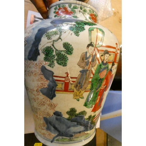 6 - A CHINESE PORCELAIN FAMILLE VERTE VASE of flared rounded cylindrical form, painted in underglaze blu... 