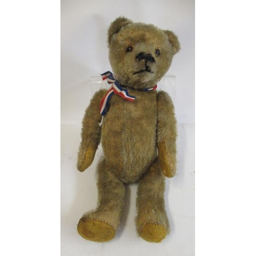 164 - An American type pre-war teddy bear, with glass amber eyes, sewn nose, light brown plush and felt pa... 