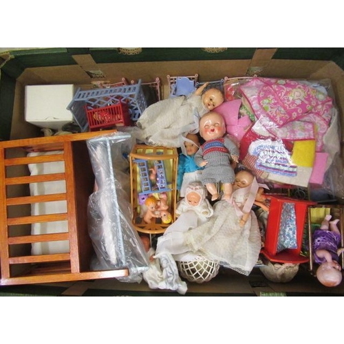 70 - Three trays of mixed vintage dolls, comprising one tray of national costume dolls, one with mainly p... 