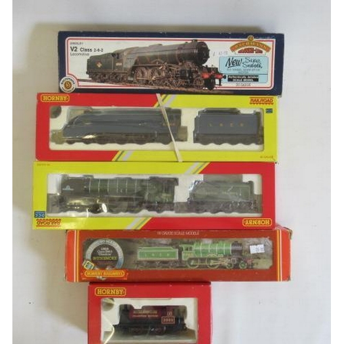 938 - Hornby 0-4-0 ST 2000, B49 Cheshire, Railroad Tornado, Railroad A4 Falcon and Bachmann V2, box G-E (E... 