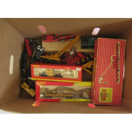 940 - Unboxed railway breakdown cranes by Hornby and others, some items boxed, other damaged or parts miss... 