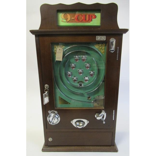 1021 - Modern Issue nine cup slot machine game, wooden case with chrome metal parts, E (Est. plus 24% premi... 