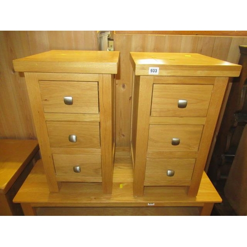 933 - PAIR OF OAK BEDSIDE DRAWERS