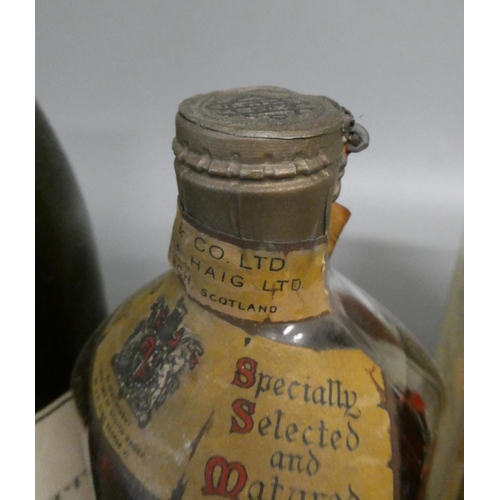 15 - 4 bottles of mixed alcohol, comprising 1 bottle vintage Dimple Haig with cap top, 1 bottle Petre's 1... 