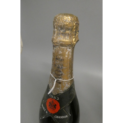 228 - 1 bottle Moet & Chandon, 1982, Dry Imperial champagne (Est. plus 24% premium inc. VAT)