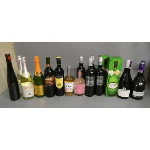 28 - 19 bottles of mixed wine & liqueur, including 2 boxed Croft Original Sherry, 4 2015 La Moneda malbec... 