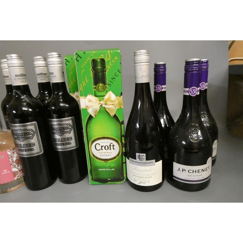 28 - 19 bottles of mixed wine & liqueur, including 2 boxed Croft Original Sherry, 4 2015 La Moneda malbec... 